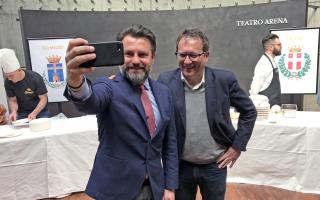 Un selfie dei due sindaci, Francesco Brollo (da sin.) di Tolmezzo e Giovanni Manildo di Treviso